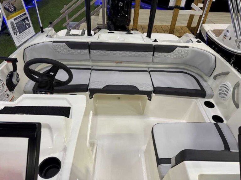 2026 Bayliner M17 - Full Windshield US-BLBX1754A626 [photo 19]